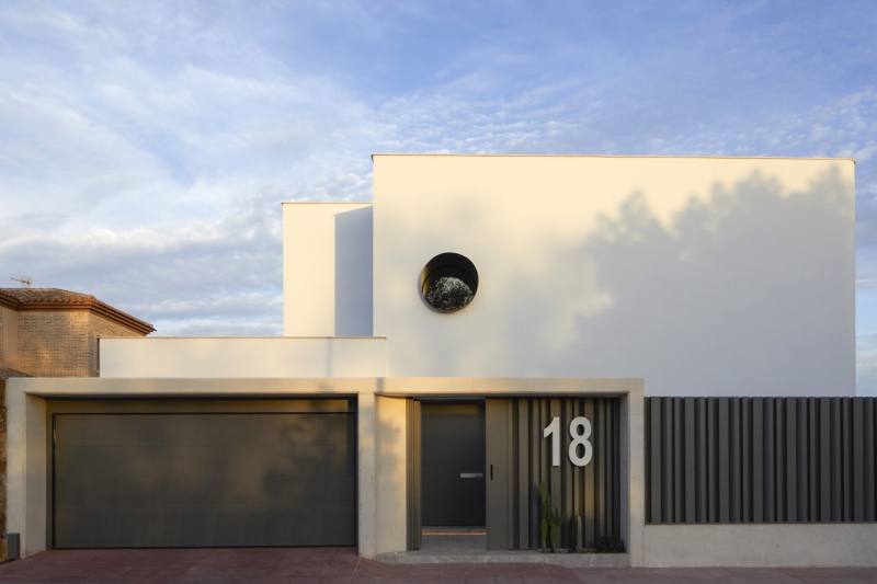 Tucked Behind This Minimalist Home Is a Backyard Oasis