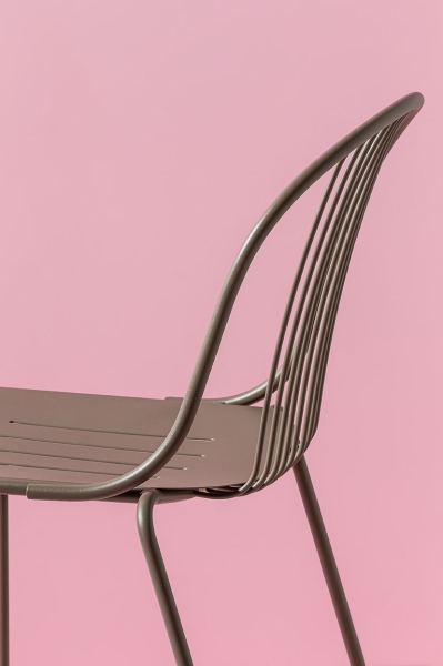 A gesture of grace: outdoor seating with poetic simplicity
