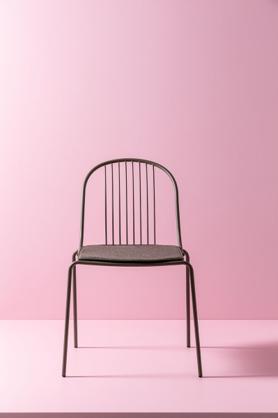 A gesture of grace: outdoor seating with poetic simplicity