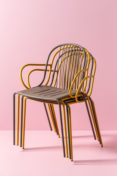 A gesture of grace: outdoor seating with poetic simplicity