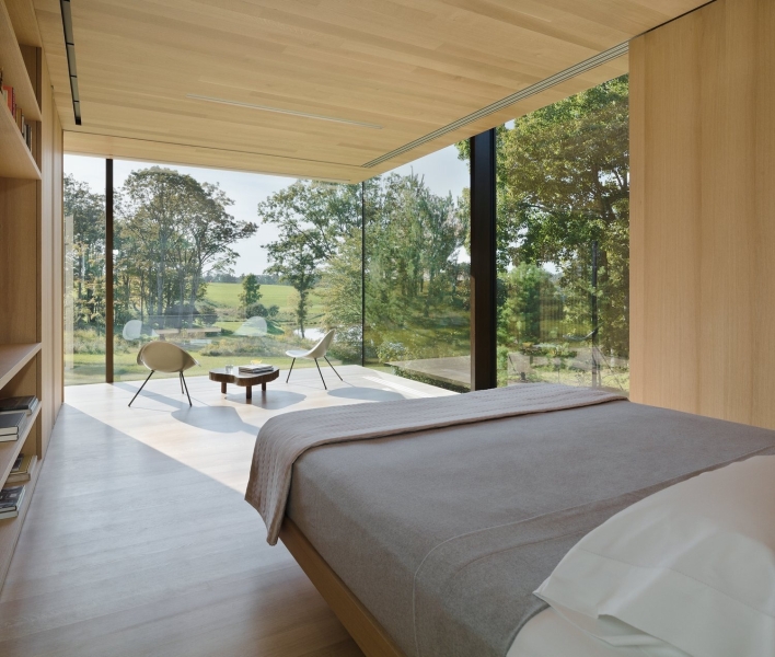 A Glass Guest House Blends Effortless Design with Nature