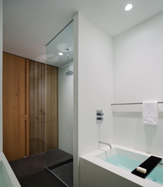A Glass Guest House Blends Effortless Design with Nature