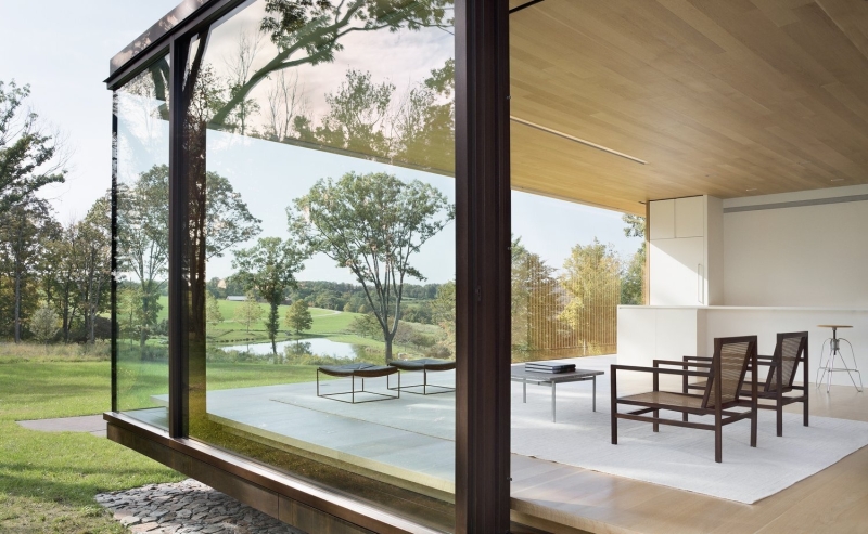A Glass Guest House Blends Effortless Design with Nature