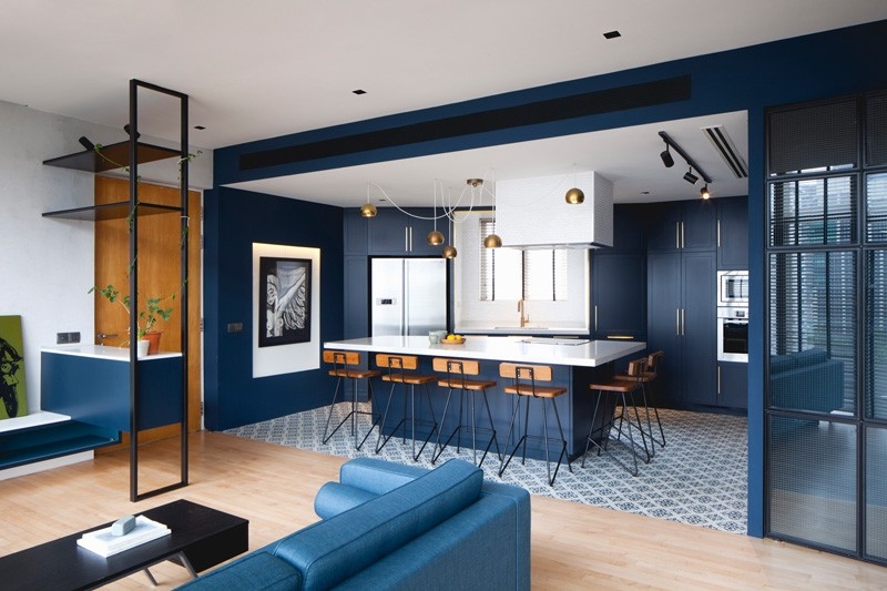 How Two Bold Colors Transformed This Apartment