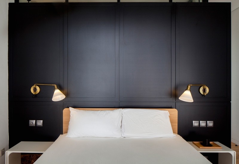 How Two Bold Colors Transformed This Apartment