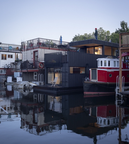 Inside a Houseboat That Feels Like a Home