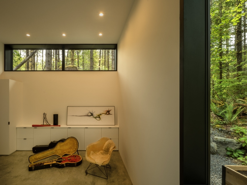 Inside the Forest Home That’s All About Light, Space, and Simplicity