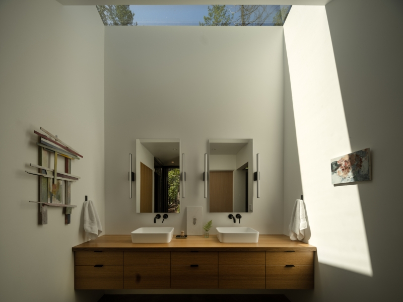 Inside the Forest Home That’s All About Light, Space, and Simplicity