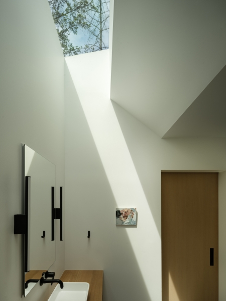 Inside the Forest Home That’s All About Light, Space, and Simplicity