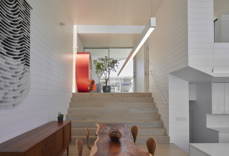 The Light-Filled Houseboat Redefining Waterfront Style