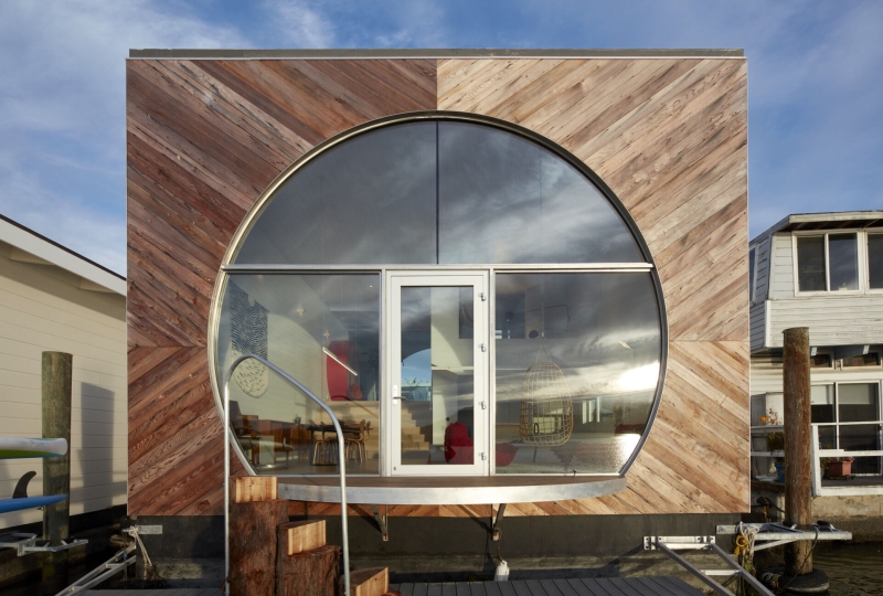 The Light-Filled Houseboat Redefining Waterfront Style