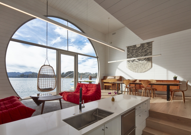 The Light-Filled Houseboat Redefining Waterfront Style