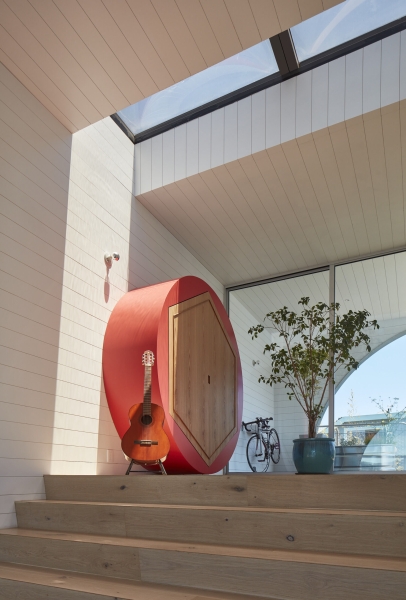 The Light-Filled Houseboat Redefining Waterfront Style