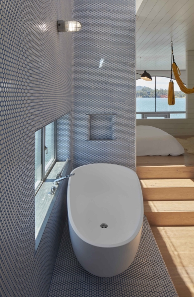 The Light-Filled Houseboat Redefining Waterfront Style