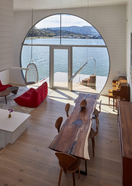 The Light-Filled Houseboat Redefining Waterfront Style
