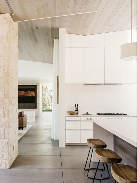 A Century-Old Tree Shapes the Design of This California Hideaway