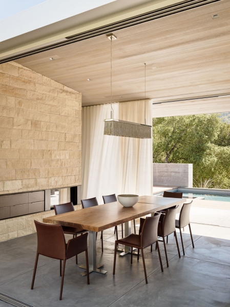 A Century-Old Tree Shapes the Design of This California Hideaway