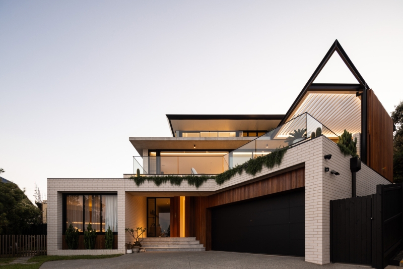 A Coastal Dream Home That Appears to Hover Above the Landscape