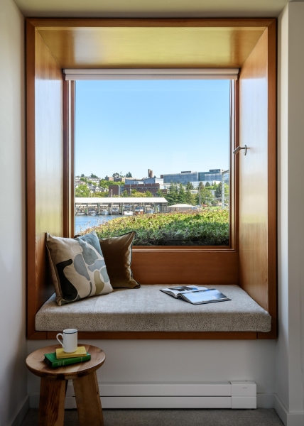 A Floating Home That Blurs Indoor and Outdoor Living