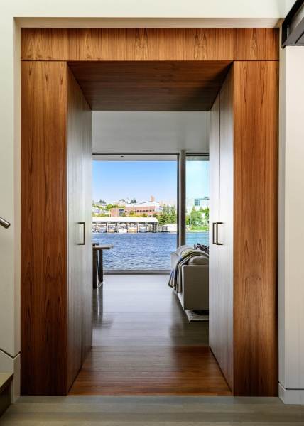 A Floating Home That Blurs Indoor and Outdoor Living