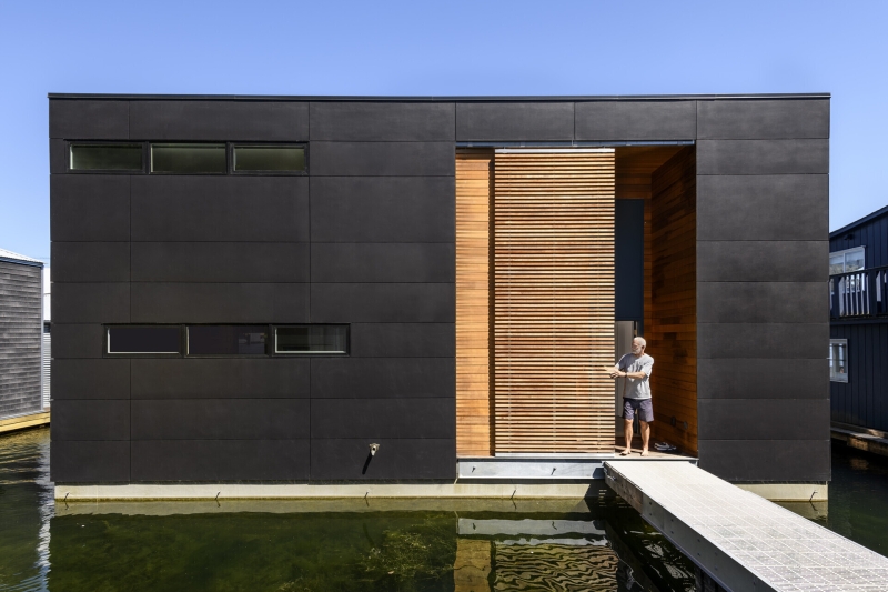 A Floating Home That Blurs Indoor and Outdoor Living
