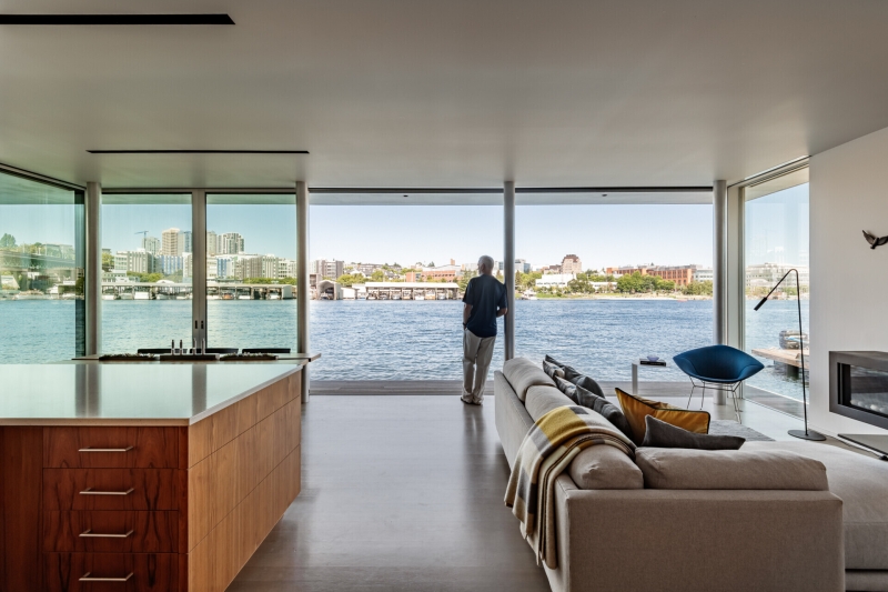 A Floating Home That Blurs Indoor and Outdoor Living
