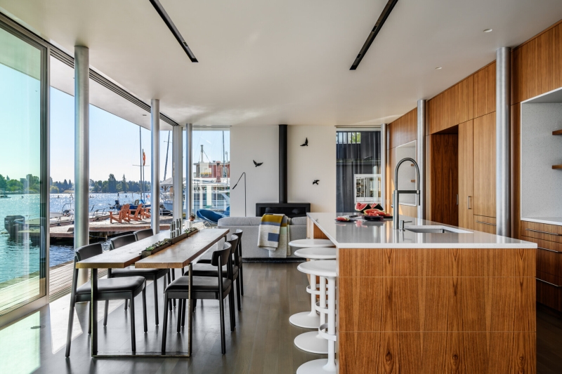 A Floating Home That Blurs Indoor and Outdoor Living