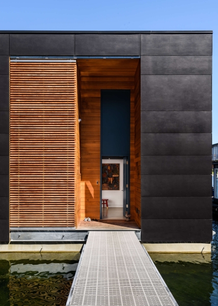 A Floating Home That Blurs Indoor and Outdoor Living