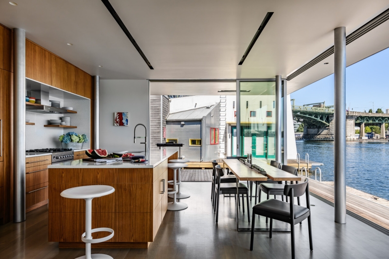 A Floating Home That Blurs Indoor and Outdoor Living