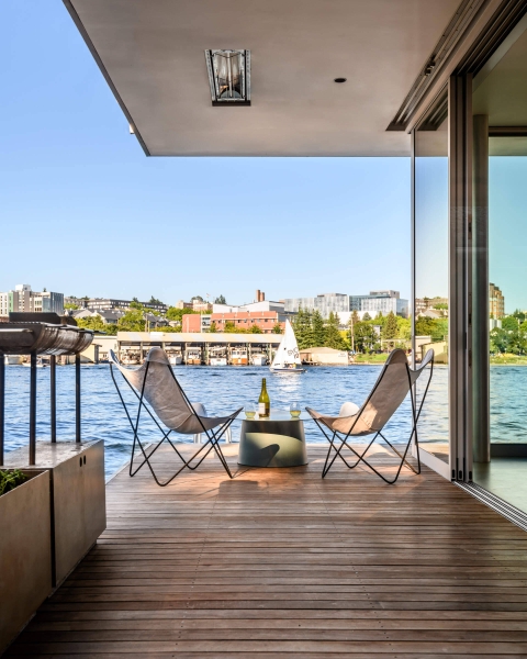 A Floating Home That Blurs Indoor and Outdoor Living