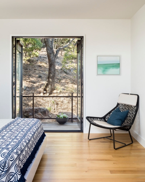 A Glass and Wood Lake House That Seems to Float Among the Trees