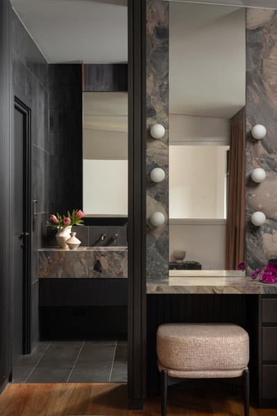 Dark and Dramatic: Inside a Kitchen That Redefines Modern Luxury