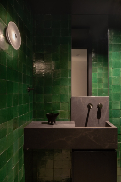 Dark and Dramatic: Inside a Kitchen That Redefines Modern Luxury