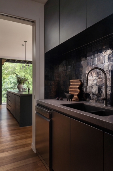 Dark and Dramatic: Inside a Kitchen That Redefines Modern Luxury