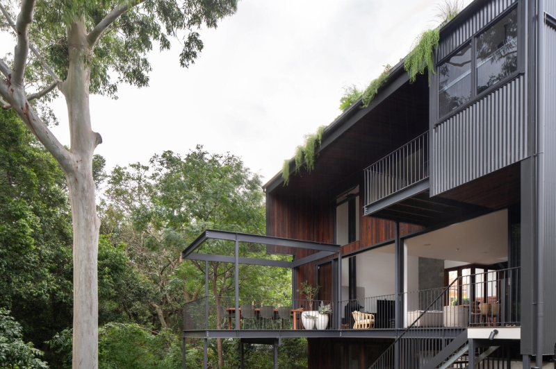Dark and Dramatic: Inside a Kitchen That Redefines Modern Luxury