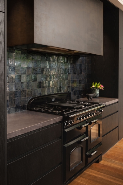 Dark and Dramatic: Inside a Kitchen That Redefines Modern Luxury