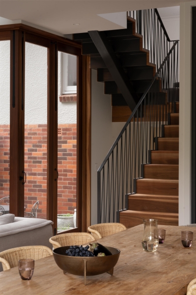 Dark and Dramatic: Inside a Kitchen That Redefines Modern Luxury