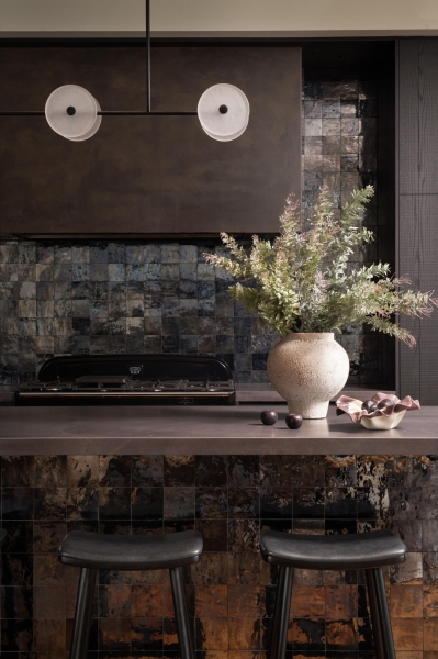 Dark and Dramatic: Inside a Kitchen That Redefines Modern Luxury