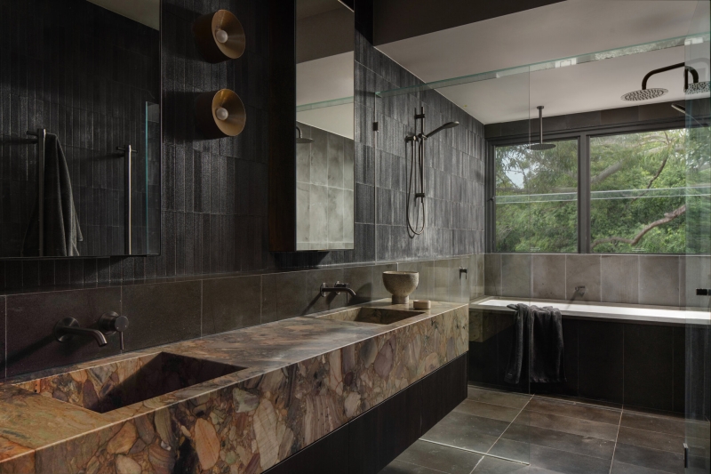 Dark and Dramatic: Inside a Kitchen That Redefines Modern Luxury