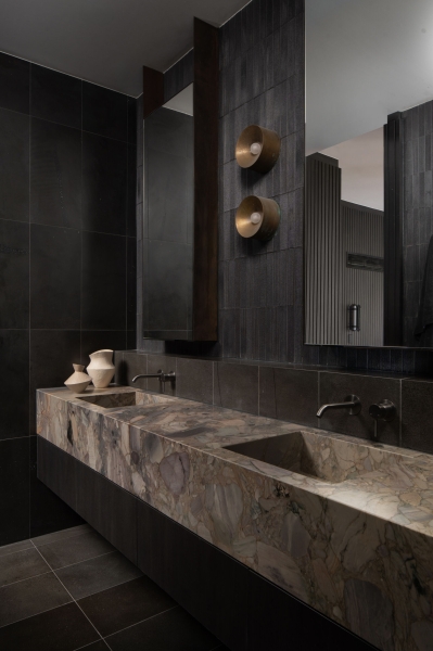 Dark and Dramatic: Inside a Kitchen That Redefines Modern Luxury