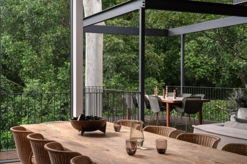 Dark and Dramatic: Inside a Kitchen That Redefines Modern Luxury