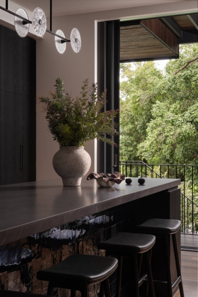 Dark and Dramatic: Inside a Kitchen That Redefines Modern Luxury