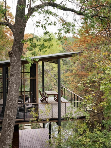 Floating over a creek, this elevated hideaway turns the forest into a living room