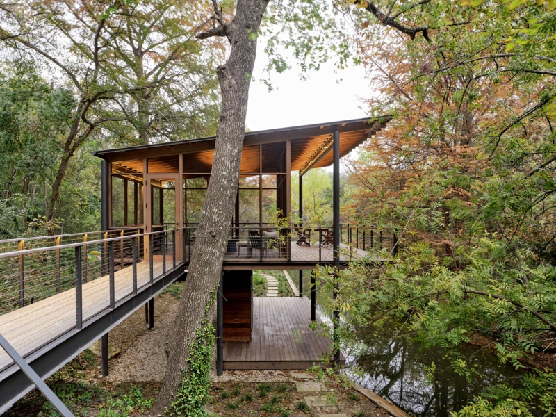 Floating over a creek, this elevated hideaway turns the forest into a living room