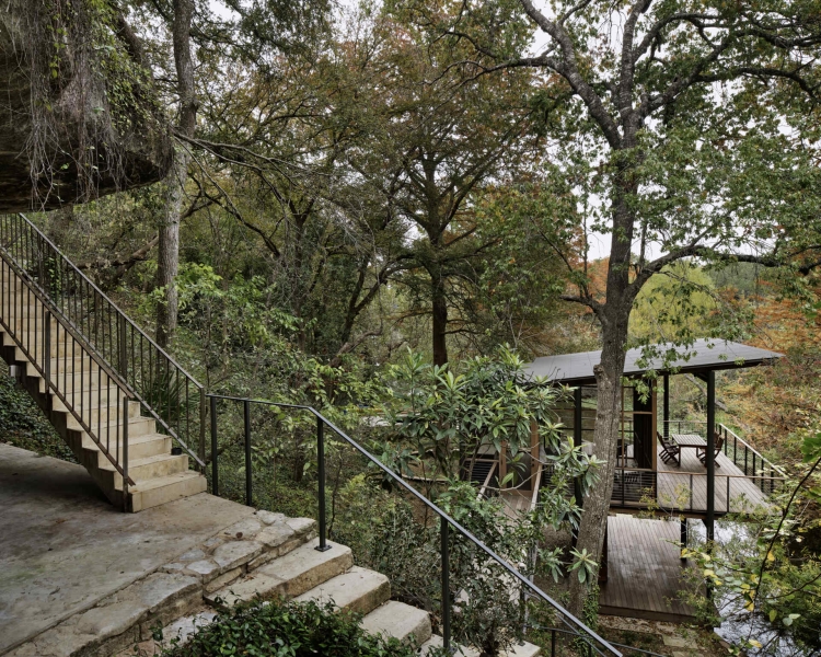 Floating over a creek, this elevated hideaway turns the forest into a living room
