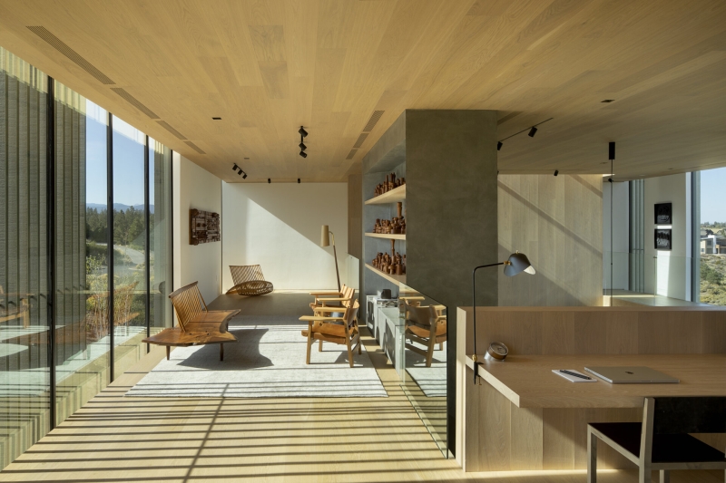 Inside a Striking Home Framed by Floor-to-Ceiling Glass Walls