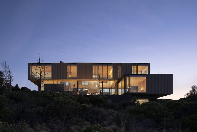 Inside a Striking Home Framed by Floor-to-Ceiling Glass Walls