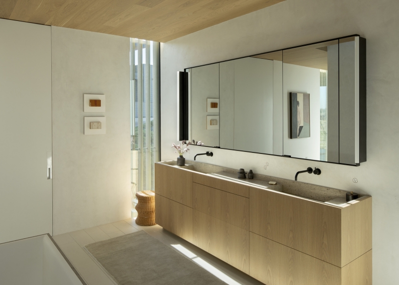 Inside a Striking Home Framed by Floor-to-Ceiling Glass Walls