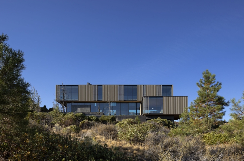 Inside a Striking Home Framed by Floor-to-Ceiling Glass Walls