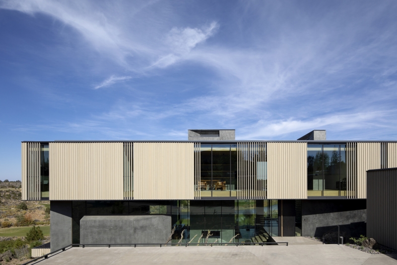 Inside a Striking Home Framed by Floor-to-Ceiling Glass Walls